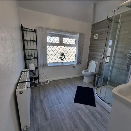 Relaxed Double Bed With Private Bathroom, Parking, Wifi And Garden. Leeds  Exterior photo