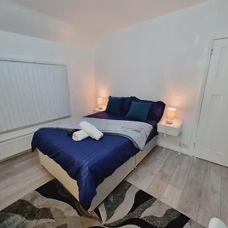 Relaxed Double Bed With Private Bathroom, Parking, Wifi And Garden. Leeds  Exterior photo