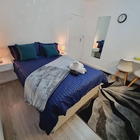 Relaxed Double Bed With Private Bathroom, Parking, Wifi And Garden. Leeds  Exterior photo