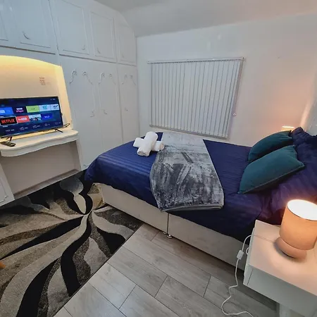 Relaxed Double Bed With Private Bathroom, Parking, Wifi And Garden. Leeds  Exterior photo
