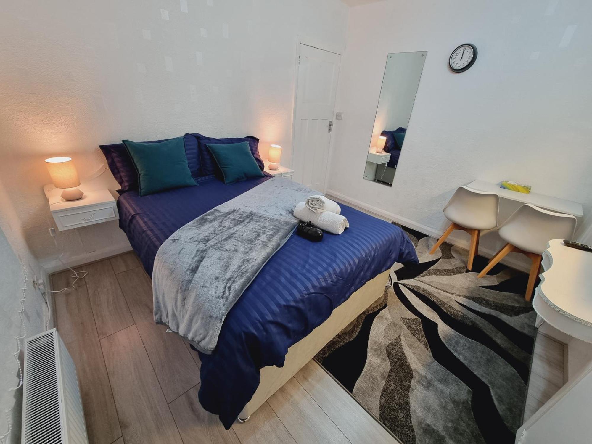 Relaxed Double Bed With Private Bathroom, Parking, Wifi And Garden. * Leeds (West Yorkshire)